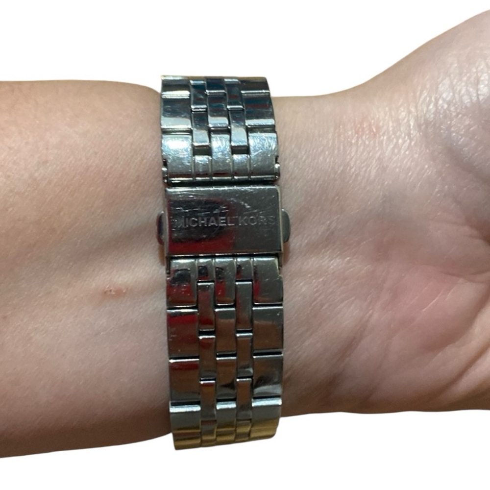💜MICHAEL KORS Women’s WATCH needs battery💜 - Picture 2 of 9